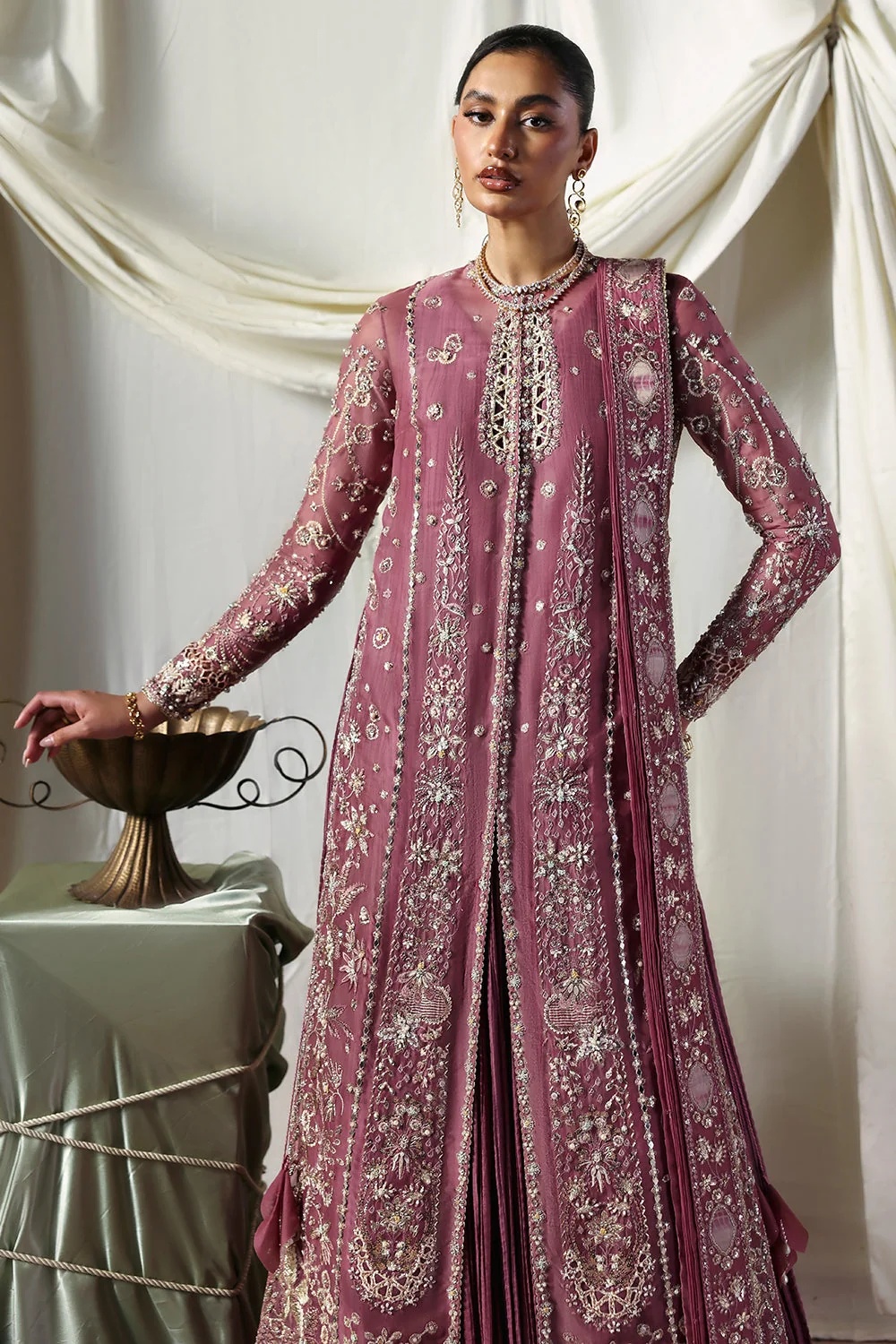 ISOLDE - SORAYA clothing in mauve tones.
