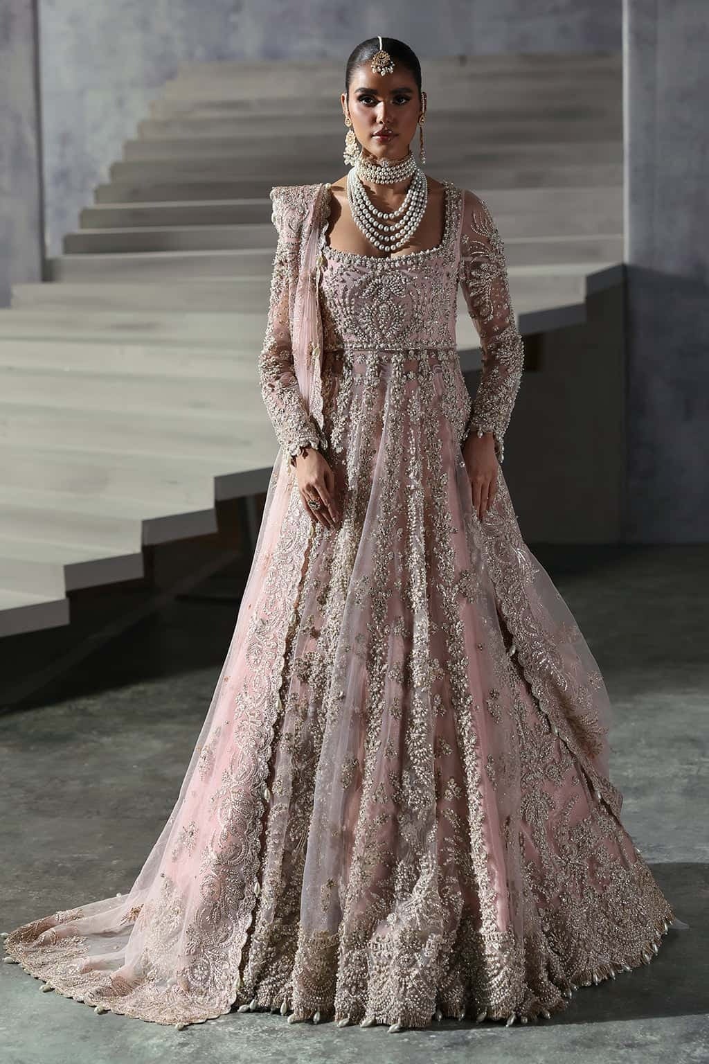 SOFIA - Afrozeh Pakistani fashion outfit in pink tones.