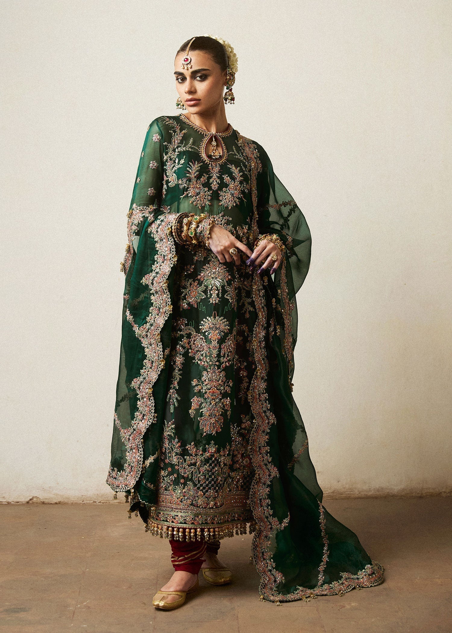 Jamali pakistani fashion outfit in maroon tones.