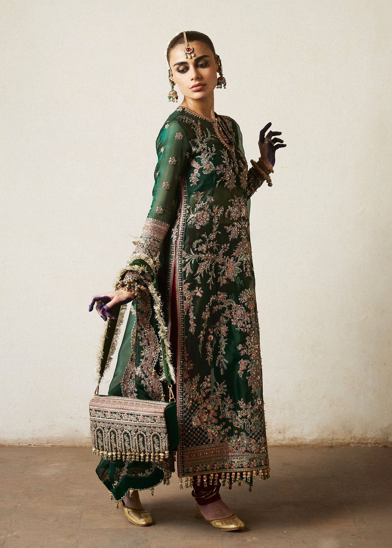 Jamali pakistani fashion outfit in maroon tones.