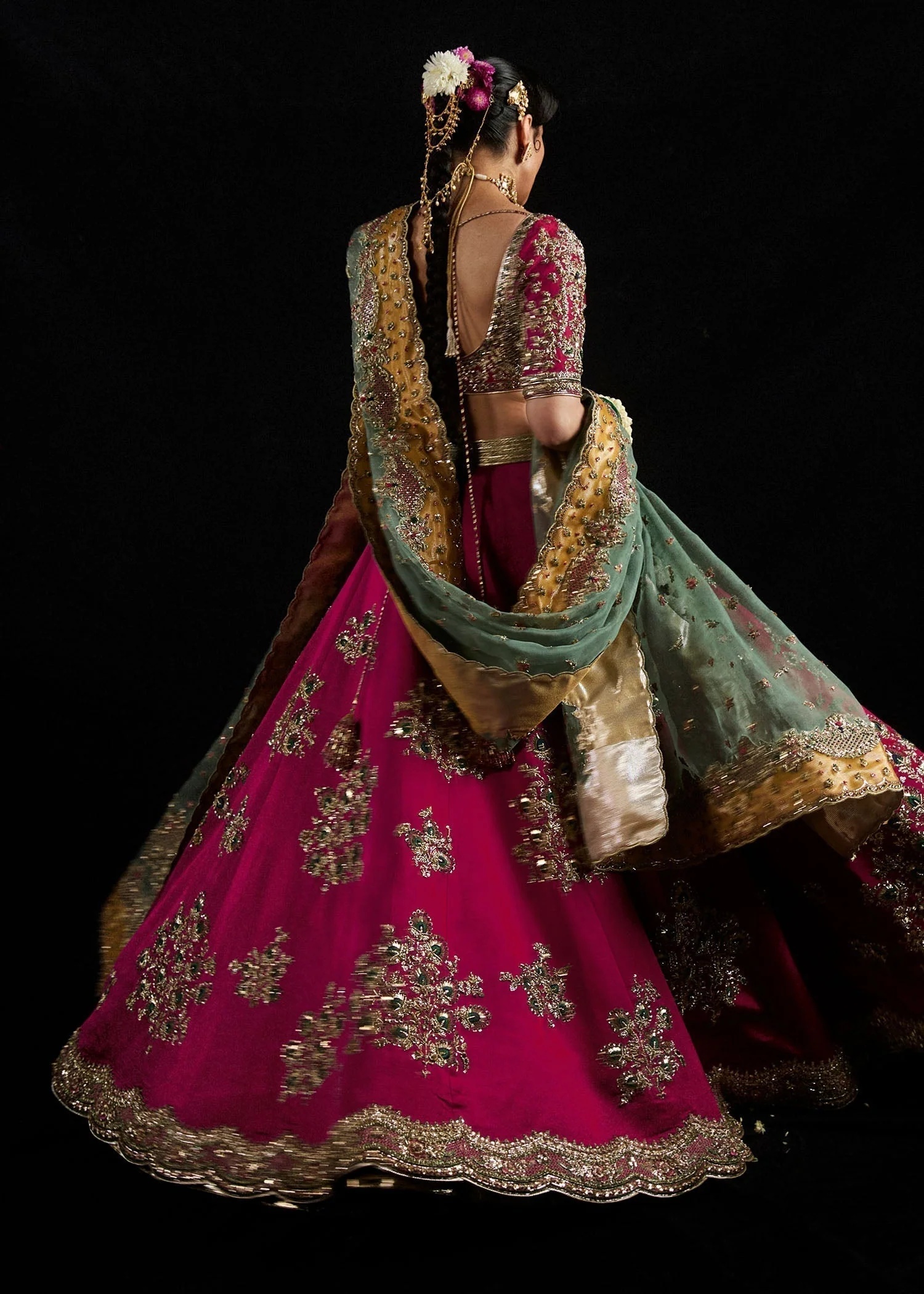 Laal pakistani fashion outfit in pink tones.