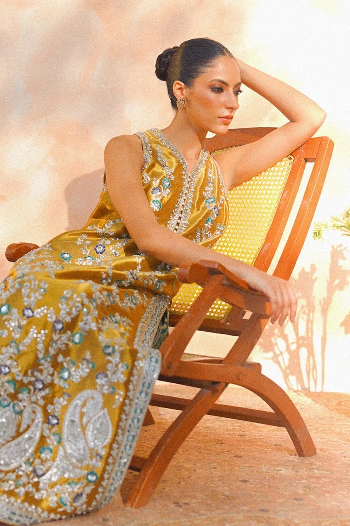 Maliya pakistani fashion outfit in lilac, turquoise tones.
