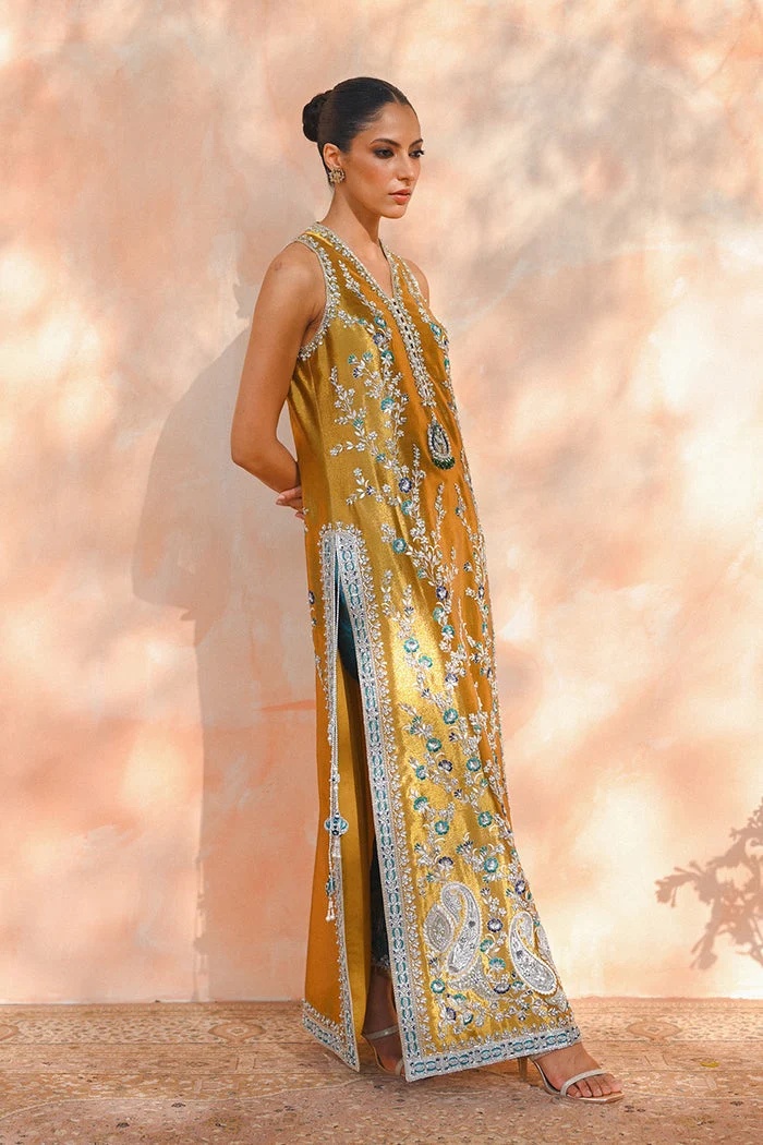 Maliya pakistani fashion outfit in lilac, turquoise tones.