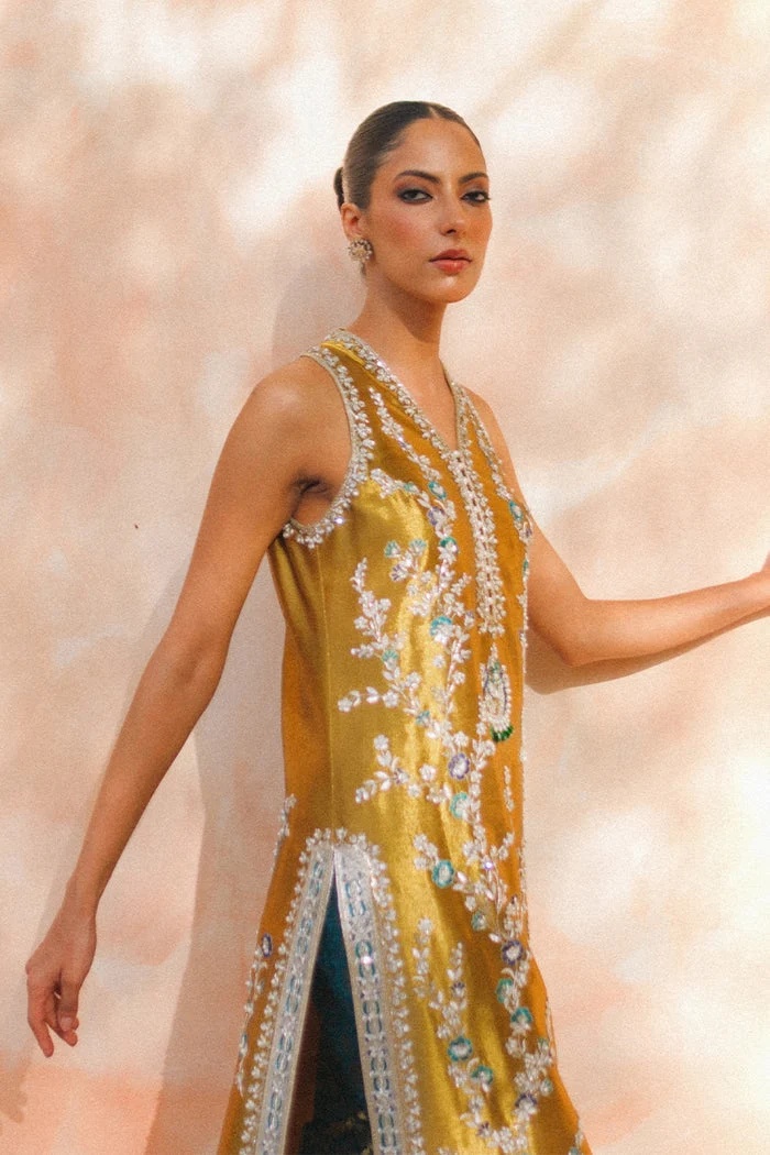 Maliya pakistani fashion outfit in lilac, turquoise tones.