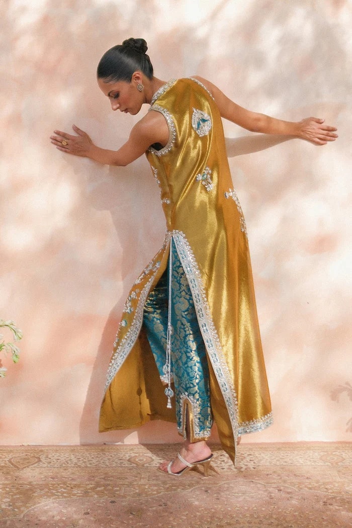 Maliya pakistani fashion outfit in lilac, turquoise tones.