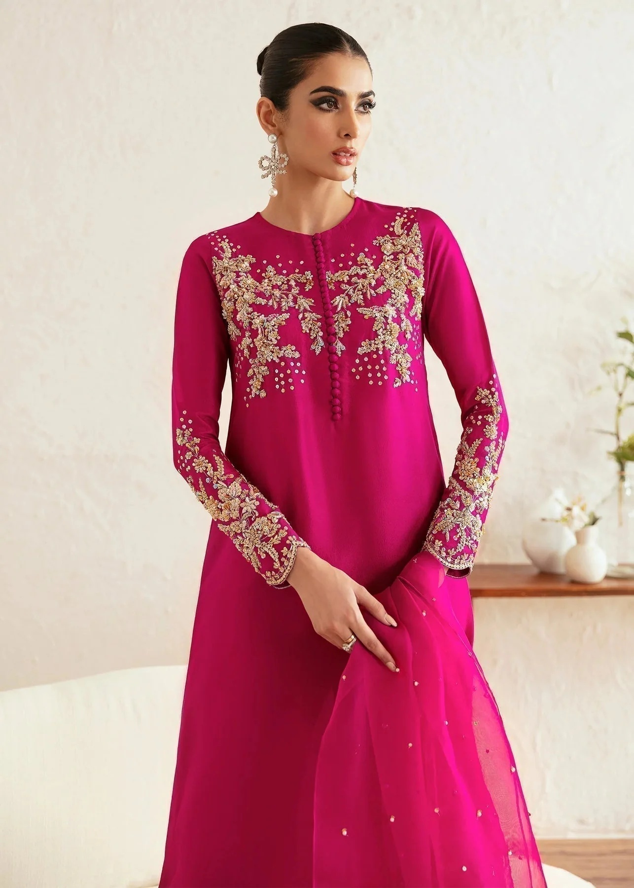 Myra pakistani fashion outfit in pink tones.