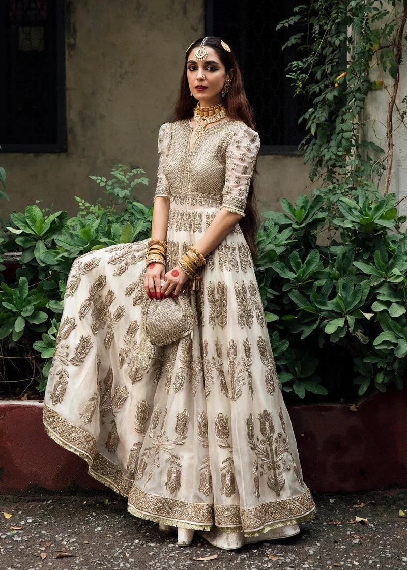 Saheda pakistani fashion outfit in ivory tones.