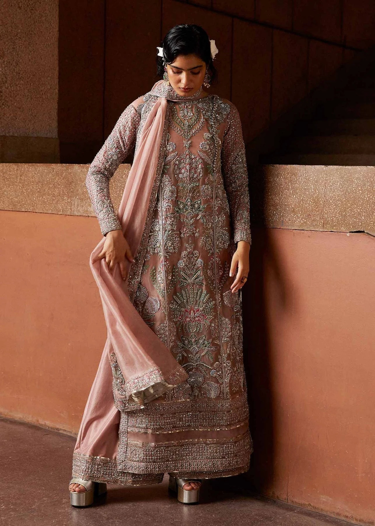 Verve pakistani fashion outfit in pink tones.