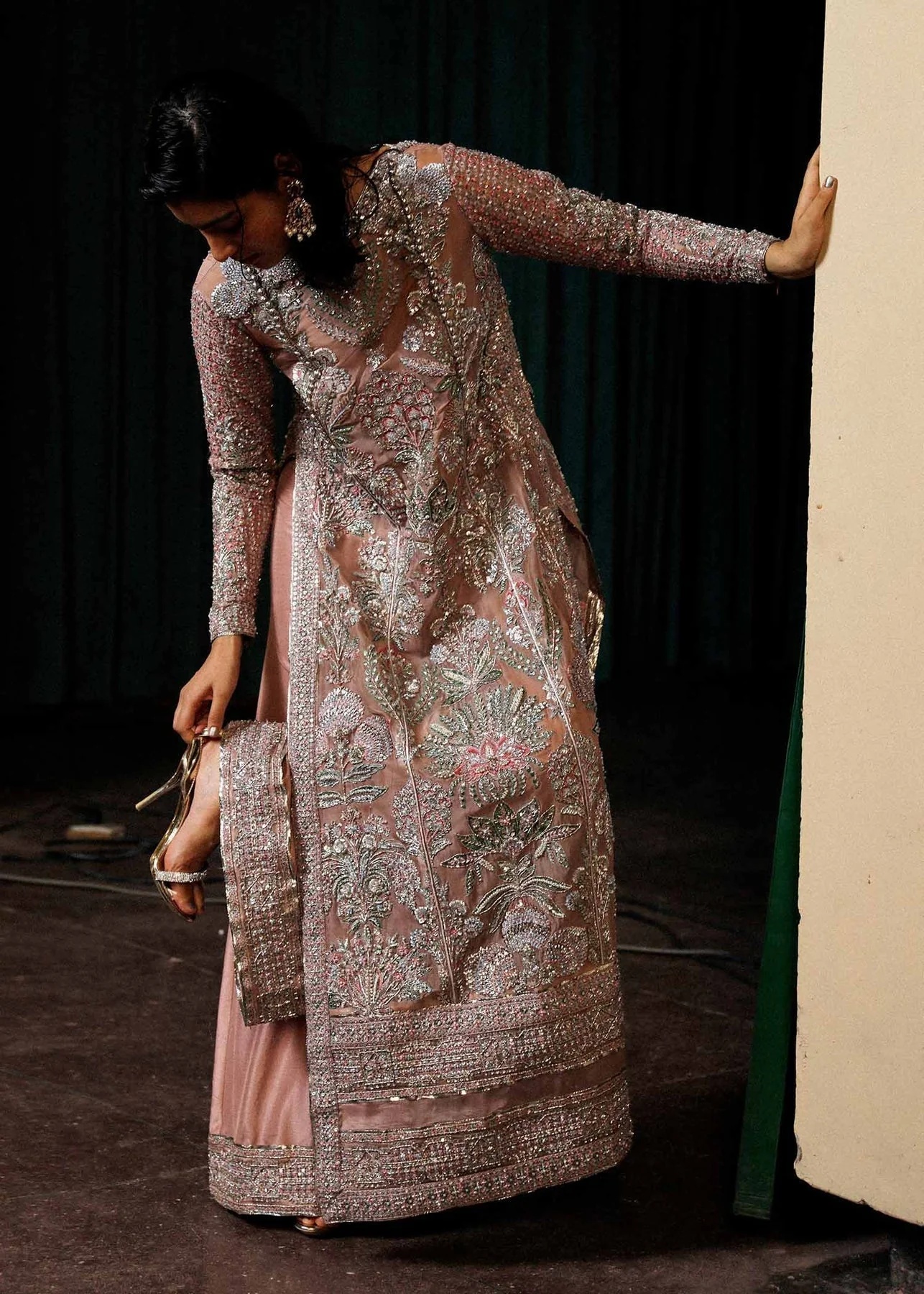 Verve pakistani fashion outfit in pink tones.