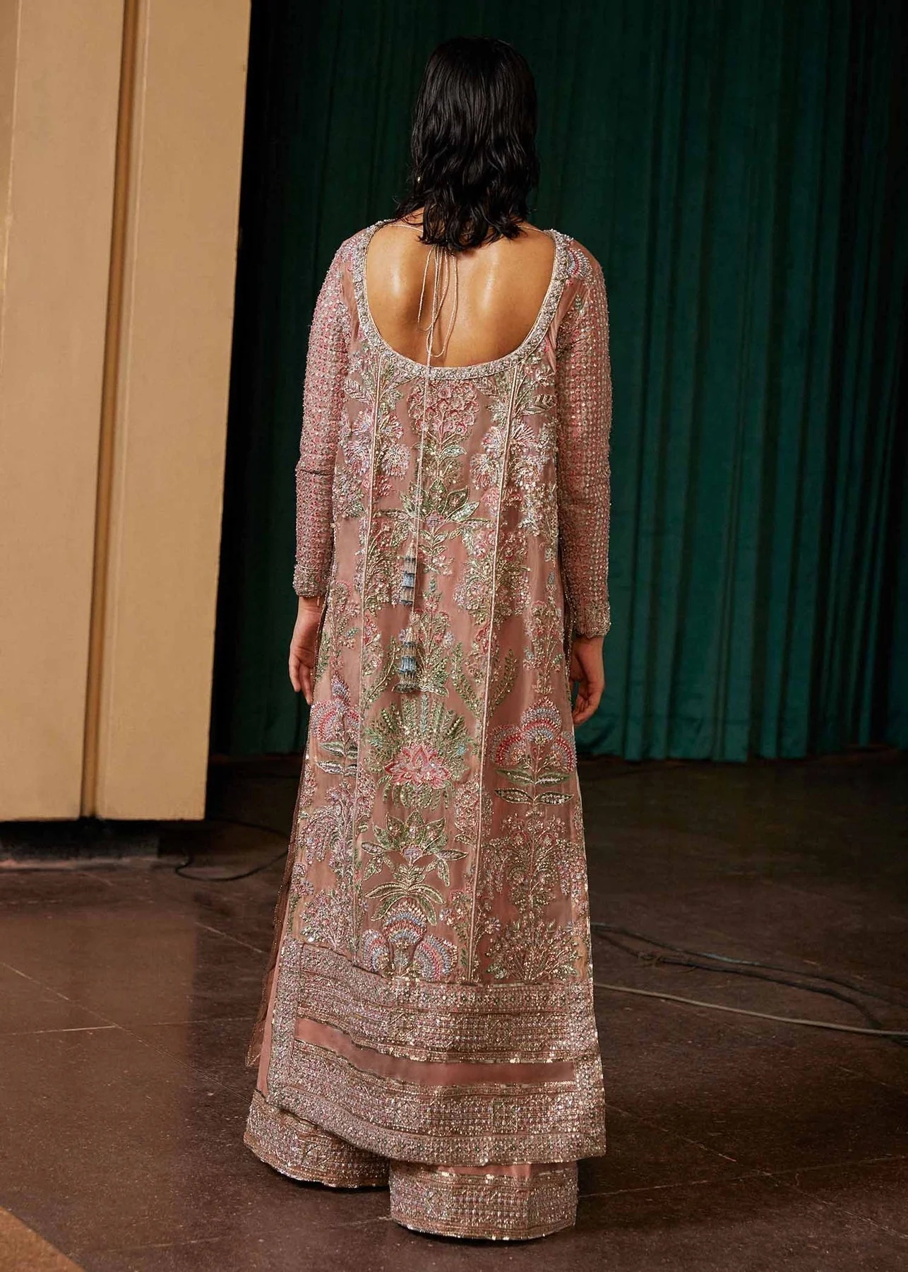 Verve pakistani fashion outfit in pink tones.